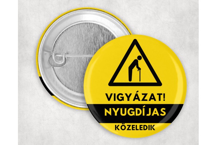 „vigyázat, nyugdíjas közeledik!” kitűző – 44 mm-es figyelemfelkeltő jelvény 2
