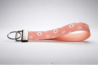 Barack virágmintás kulcstartó – könnyű, csuklópántos, praktikus