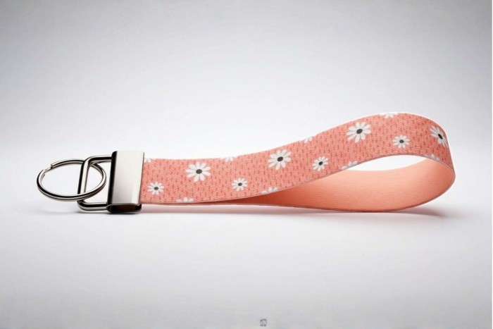 barack virágmintás kulcstartó – könnyű, csuklópántos, praktikus 2