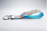 Modern kék-narancs virágmintás csuklópántos kulcstartó