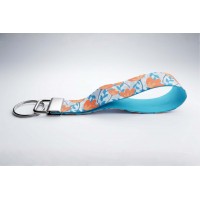 Modern kék-narancs virágmintás csuklópántos kulcstartó