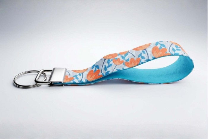 modern kék-narancs virágmintás csuklópántos kulcstartó 2