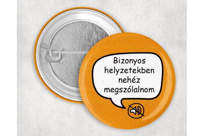 bizonyos helyzetekben nehéz megszólalnom kitűző 2